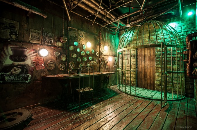 Der Puppenspieler Exit the Room